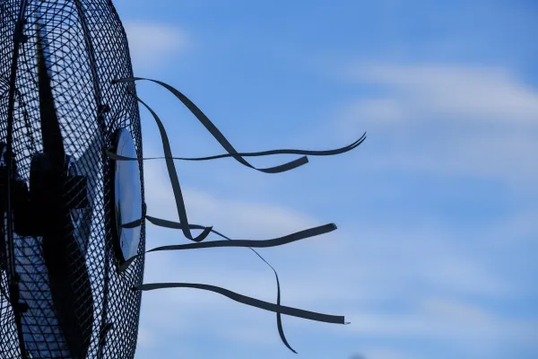 Ein Ventilator vor blauem Himmel 
